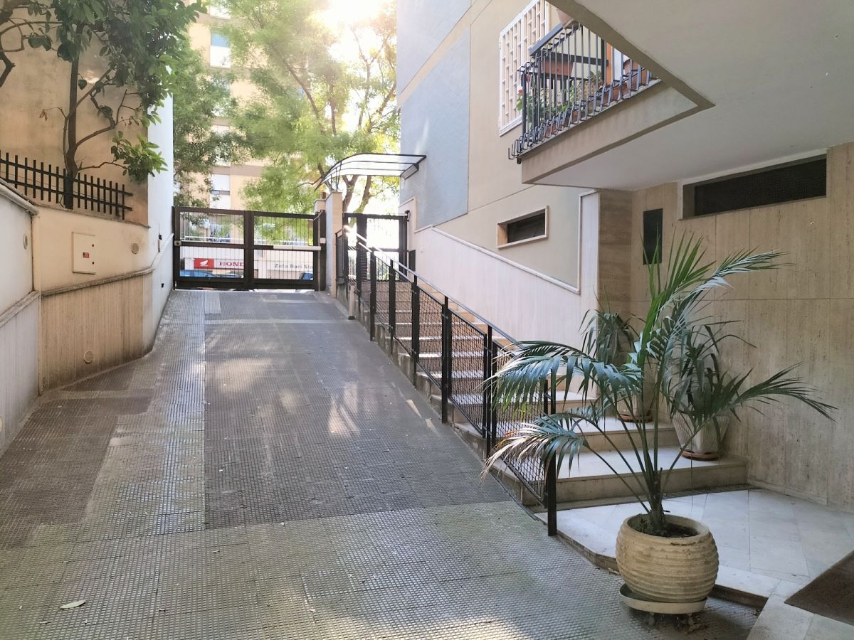 Appartamento di  5 vani /130 mq  a Bari - San Pasquale alta (zona Viale Luigi Einaudi)