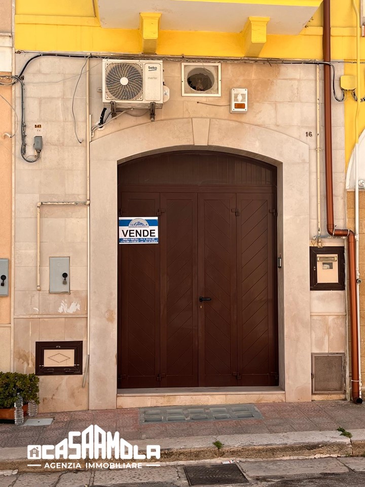 Casa indipendente di  3 vani /120 mq  a Mola di Bari (zona Centrale)