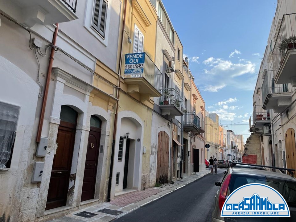 Casa indipendente di  2 vani /50 mq  a Mola di Bari (zona Centrale)