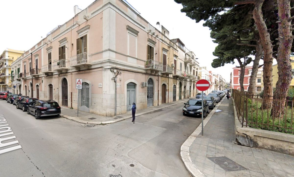 Palazzo / Stabile di  5 vani /307 mq  a Trani (zona Centro)