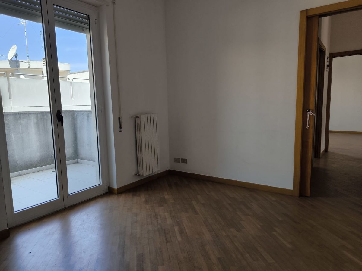 Appartamento di  4 vani /120 mq  a Noicattaro (zona zona verso rutigliano)