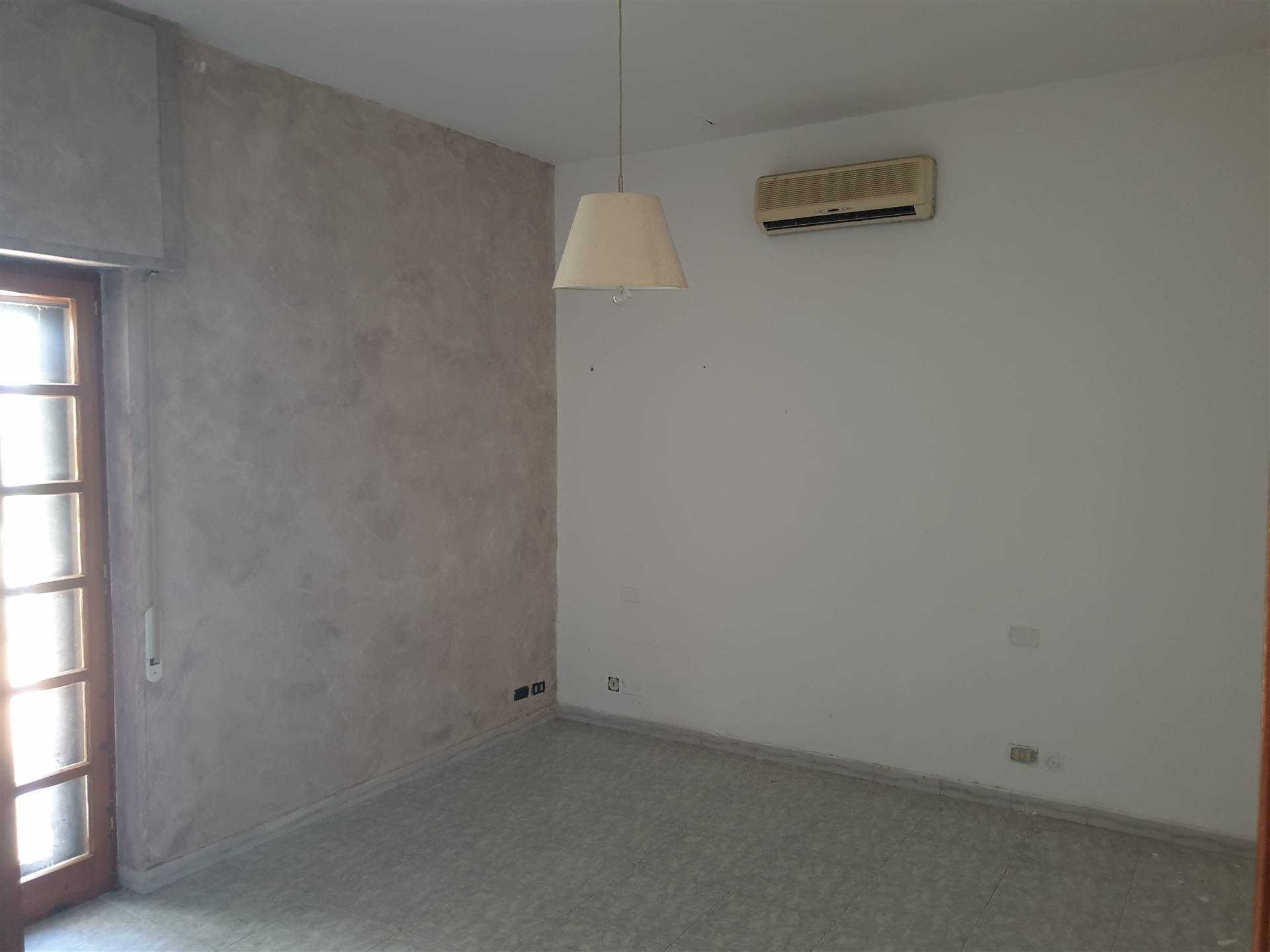 Appartamento di  6 vani /319 mq  a Bari (zona SAN GIROLAMO / FESCA)