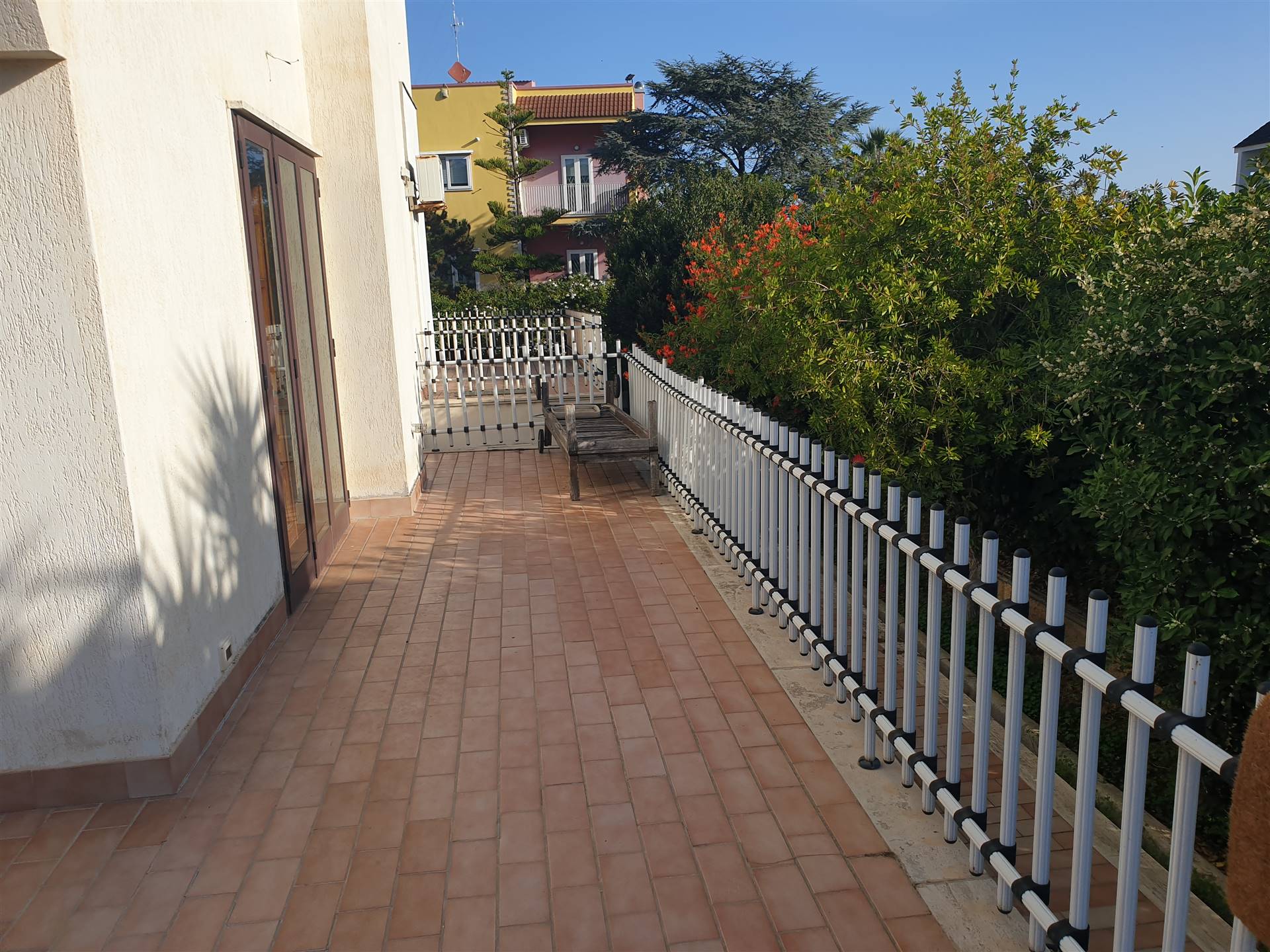 Appartamento di  6 vani /319 mq  a Bari (zona SAN GIROLAMO / FESCA)