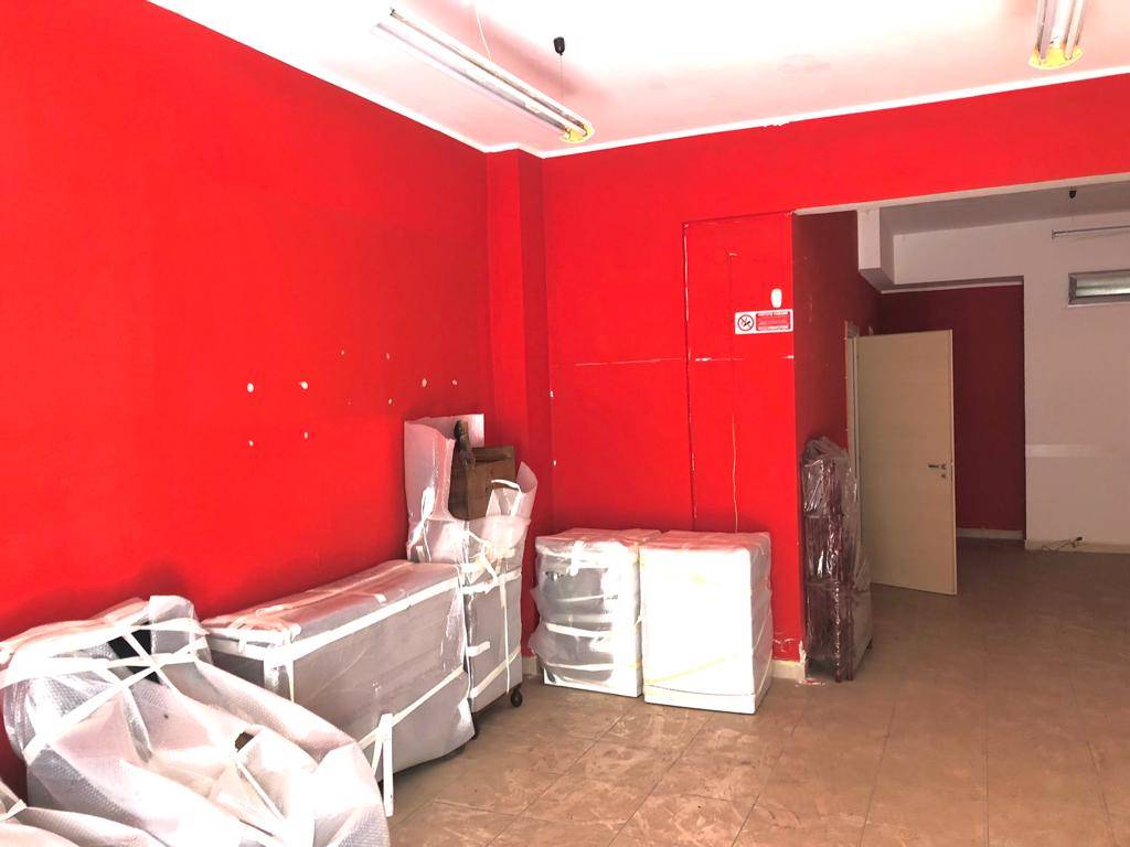 Negozio di  1 vani /82 mq  a Taranto (zona BORGO)