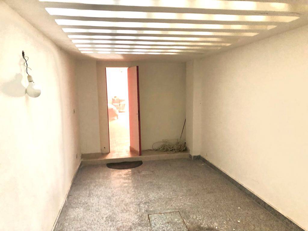 Negozio di  1 vani /82 mq  a Taranto (zona BORGO)