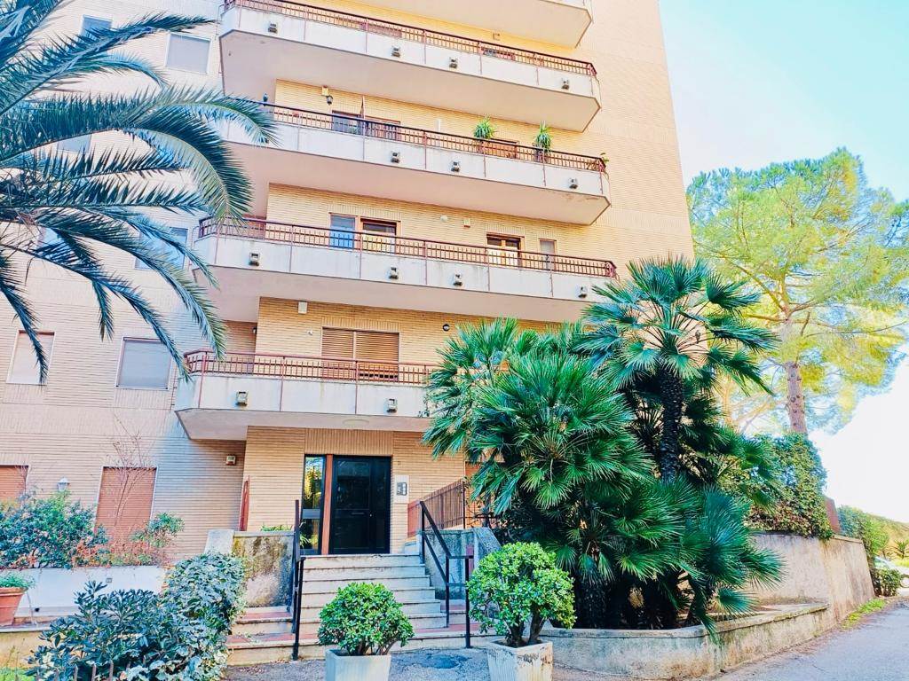 Appartamento di  4 vani /135 mq  a Bari (zona PICONE)