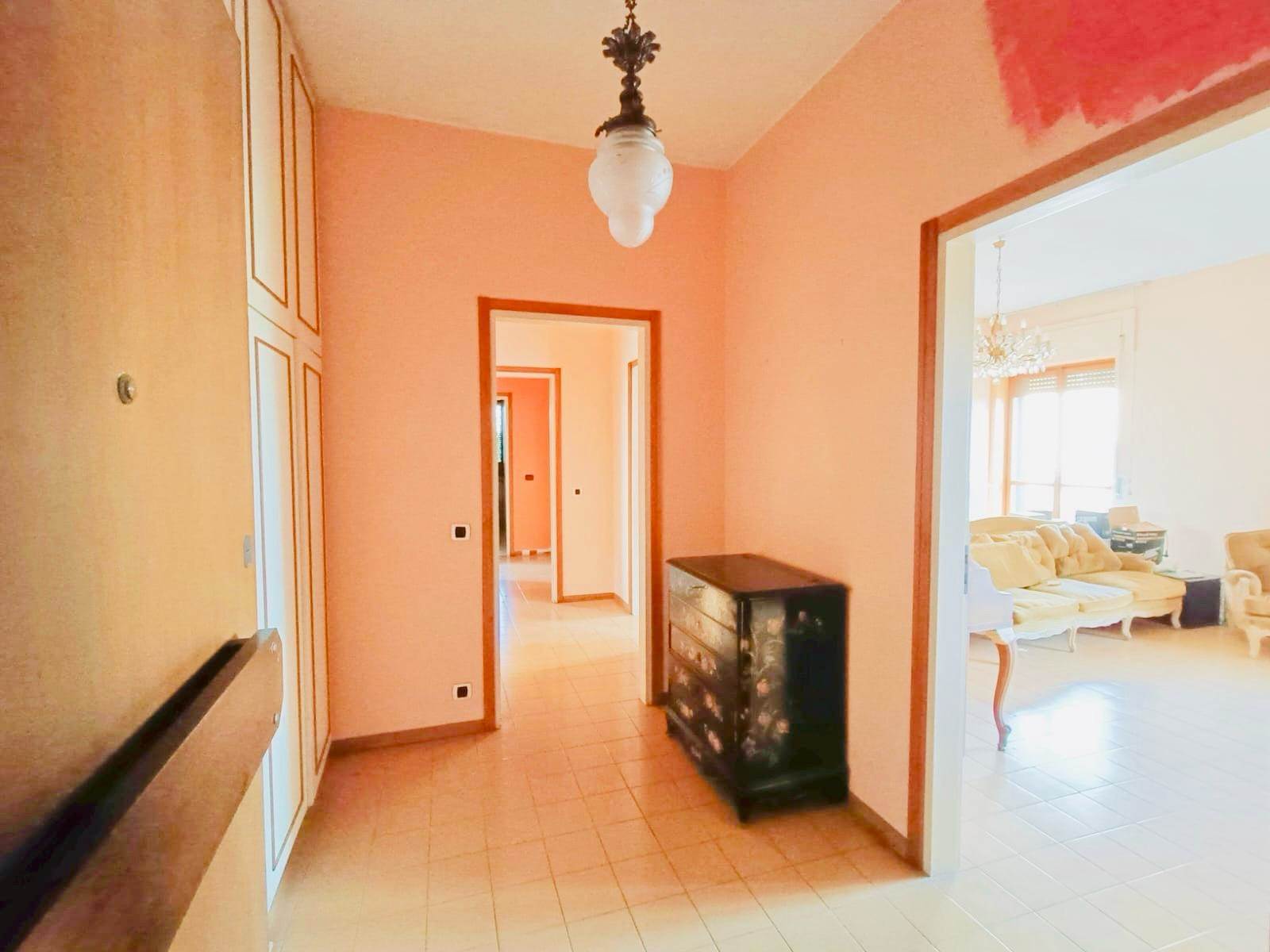 Appartamento di  4 vani /135 mq  a Bari (zona PICONE)