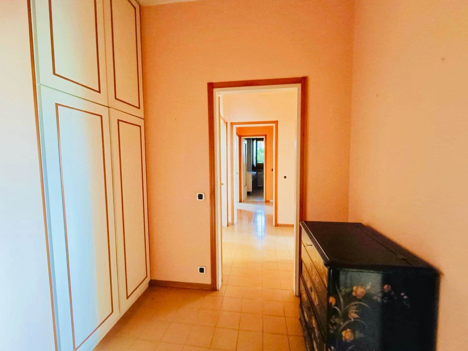 Appartamento di  4 vani /135 mq  a Bari (zona PICONE)