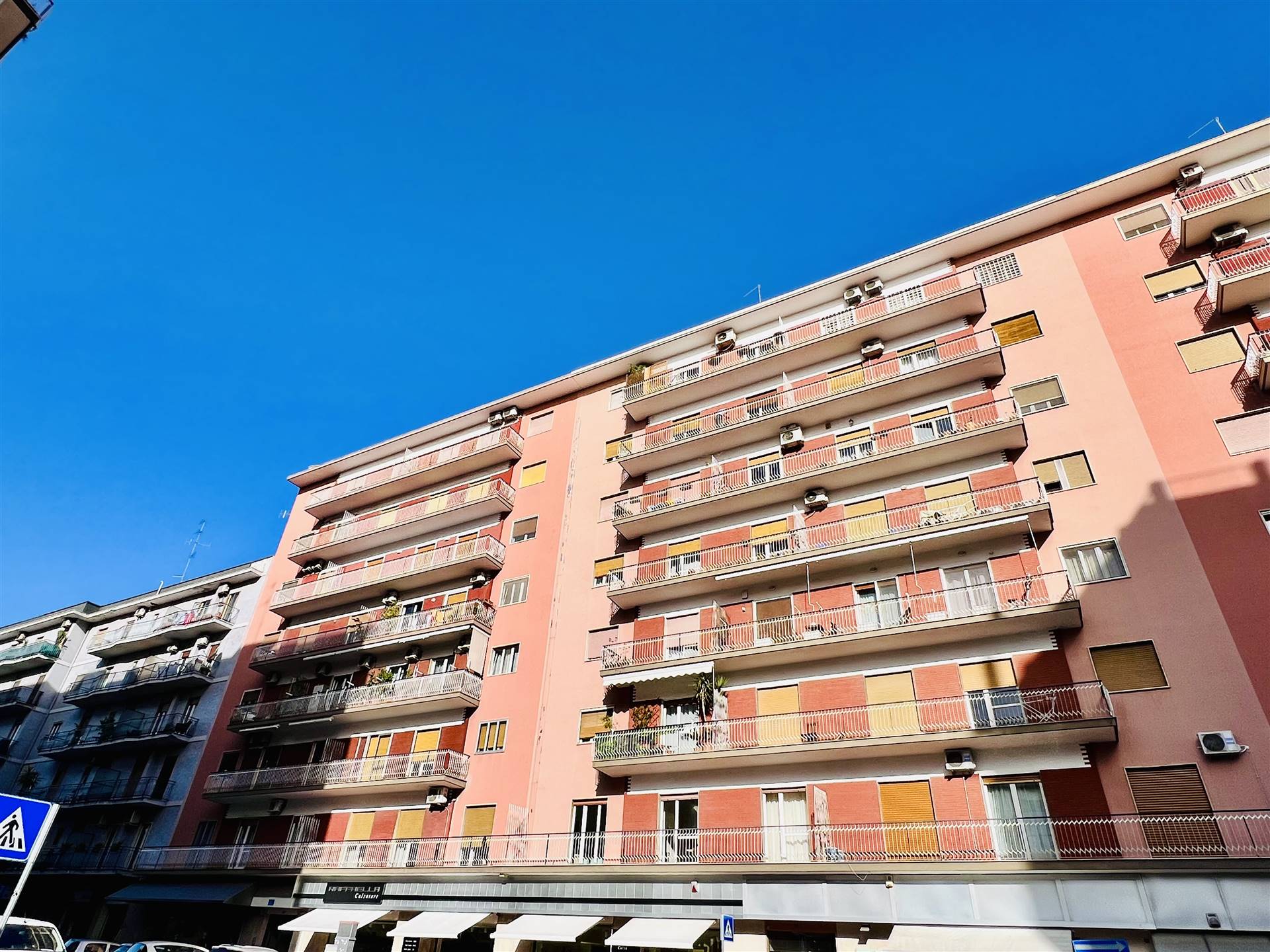 Appartamento di  4 vani /130 mq  a Bari (zona SAN PASQUALE)