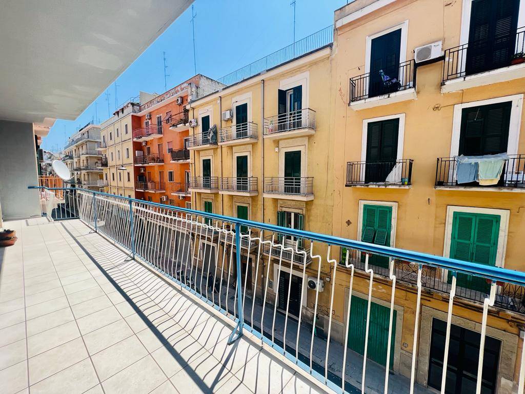 Appartamento di  5 vani /140 mq  a Bari (zona SAN PASQUALE)