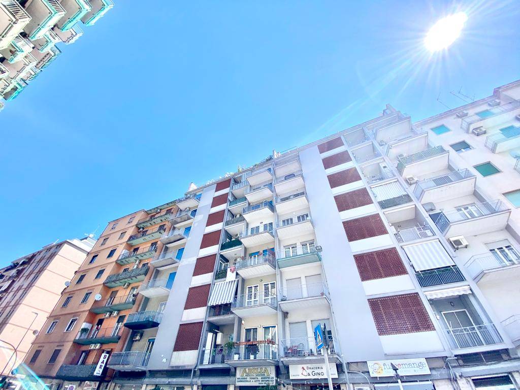 Appartamento di  4 vani /125 mq  a Bari (zona LIBERTà)