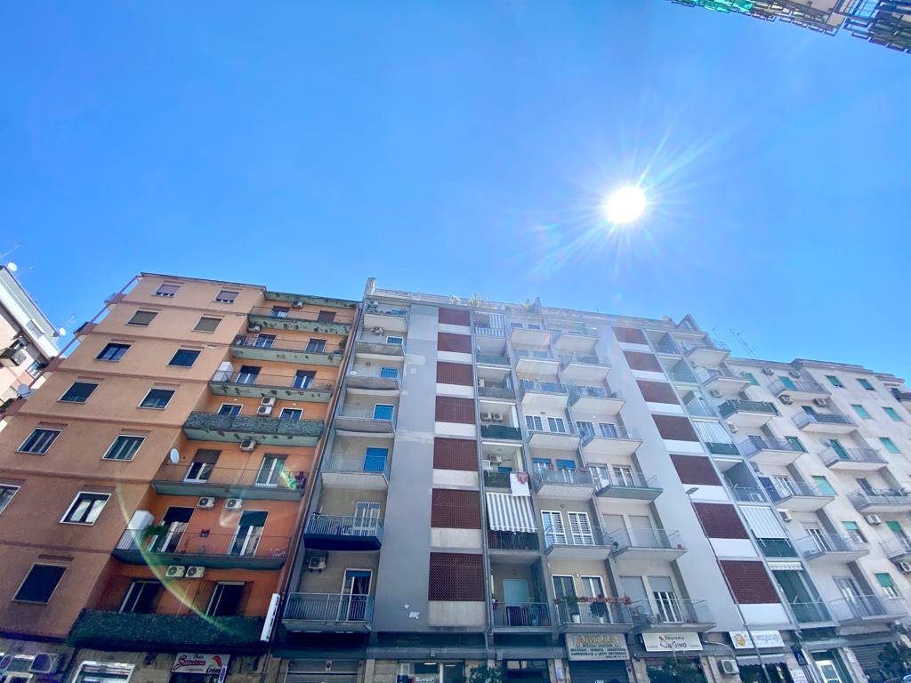 Appartamento di  4 vani /125 mq  a Bari (zona LIBERTà)