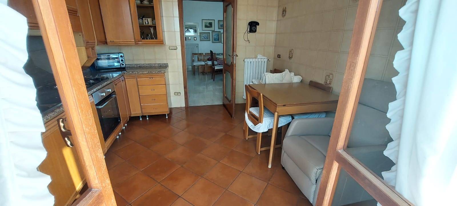 Appartamento di  5 vani /70 mq  a Bari (zona PALESE)