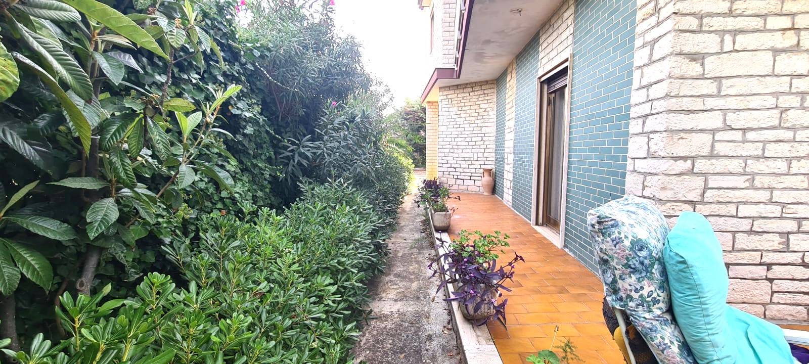 Villa (zona residenziale) di  5 vani /170 mq  a Bari (zona SANTO SPIRITO)