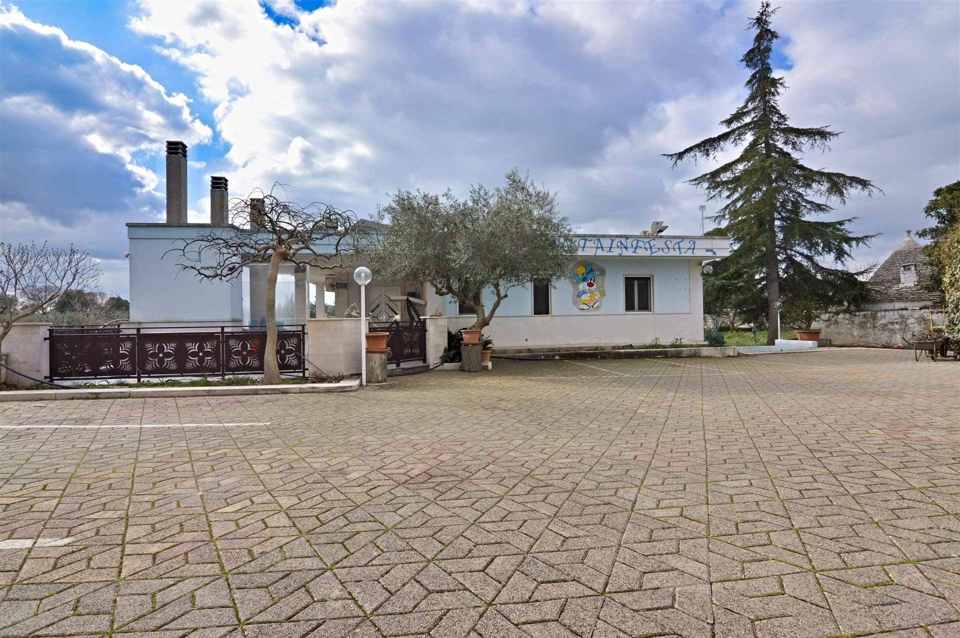 Villa (zona residenziale) di  5 vani /244 mq  a Castellana Grotte