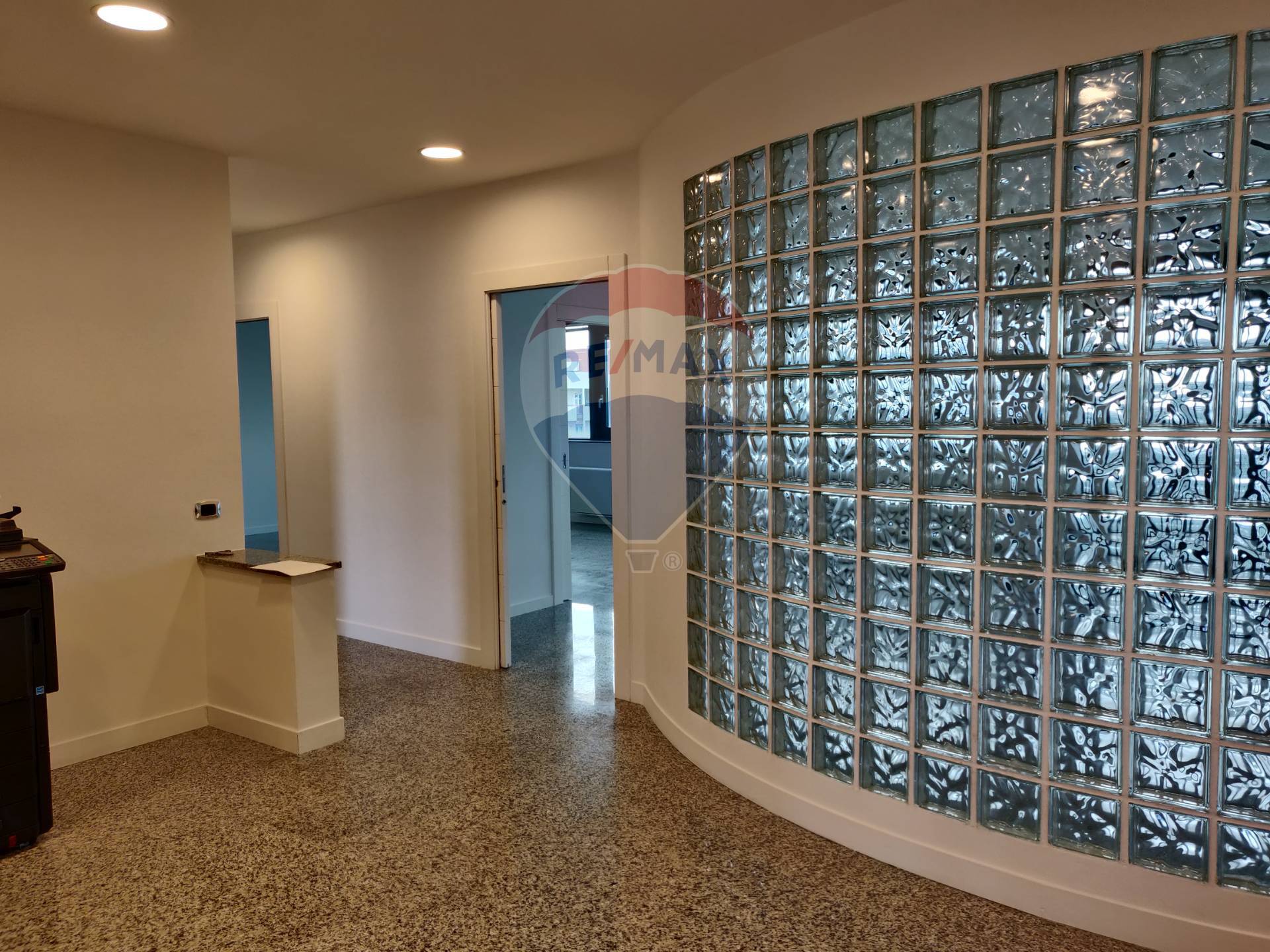 Ufficio/270 mq  a Bari - Poggiofranco (zona Poggiofranco)