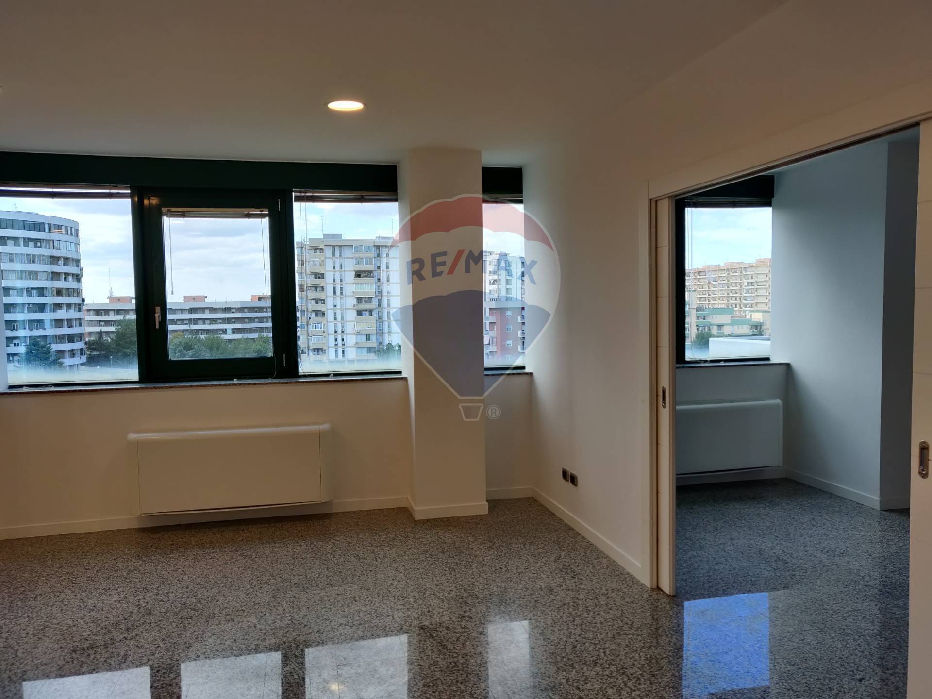 Ufficio/270 mq  a Bari - Poggiofranco (zona Poggiofranco)