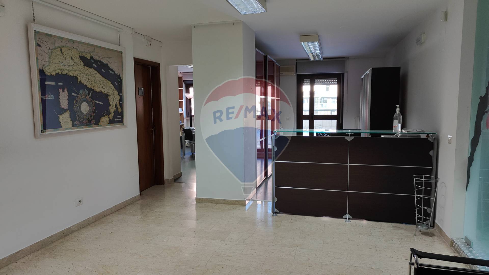 Ufficio/250 mq  a Bari - Poggiofranco (zona Poggiofranco)