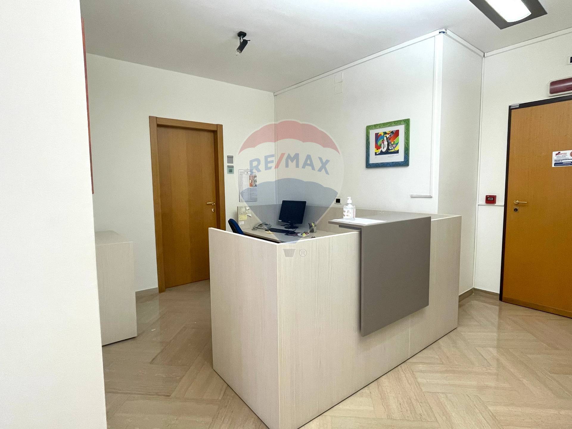 Ufficio/162 mq  a Bari - Poggiofranco (zona Poggiofranco)