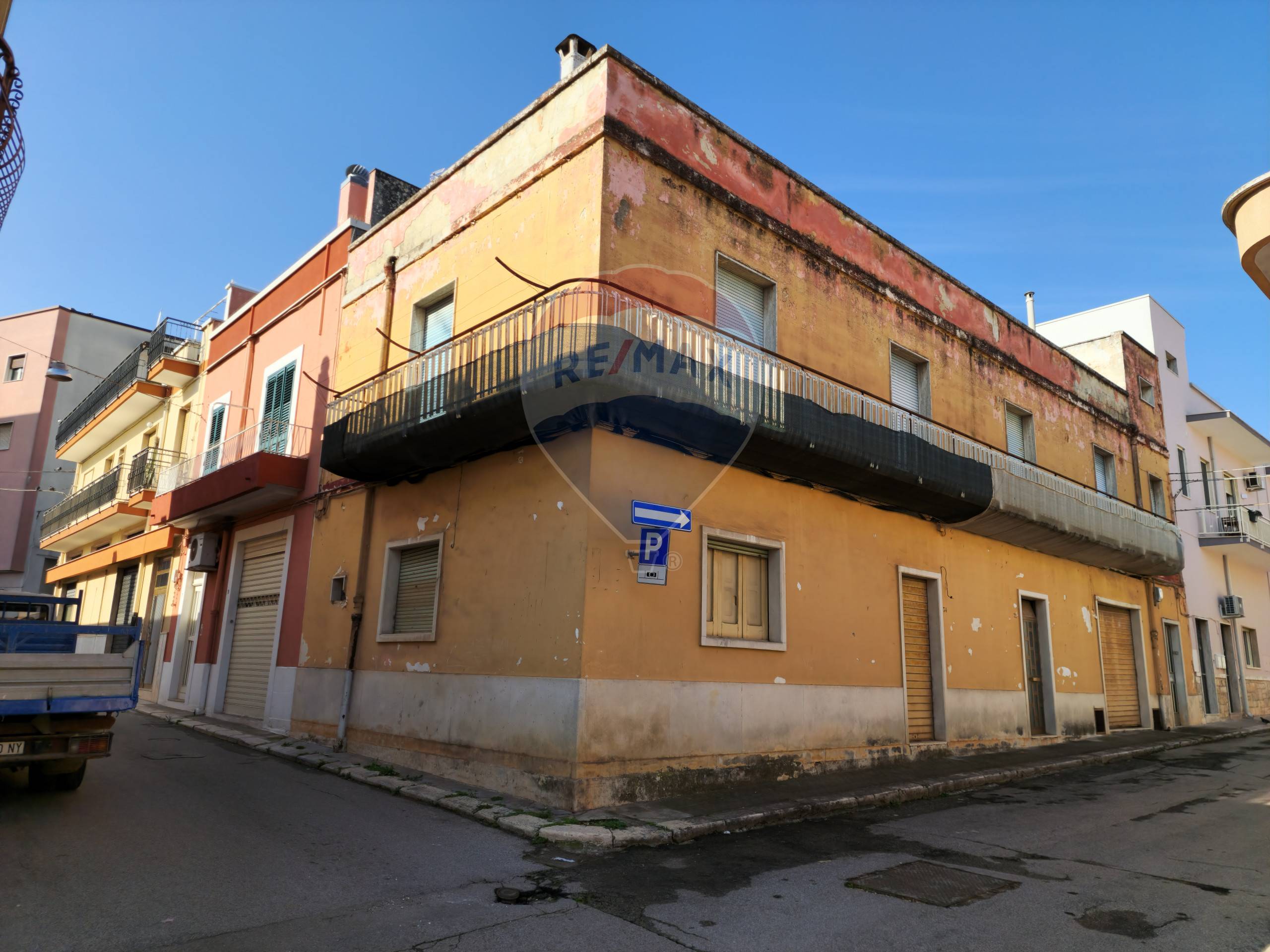 Casa indipendente di  6 vani /300 mq  a Turi