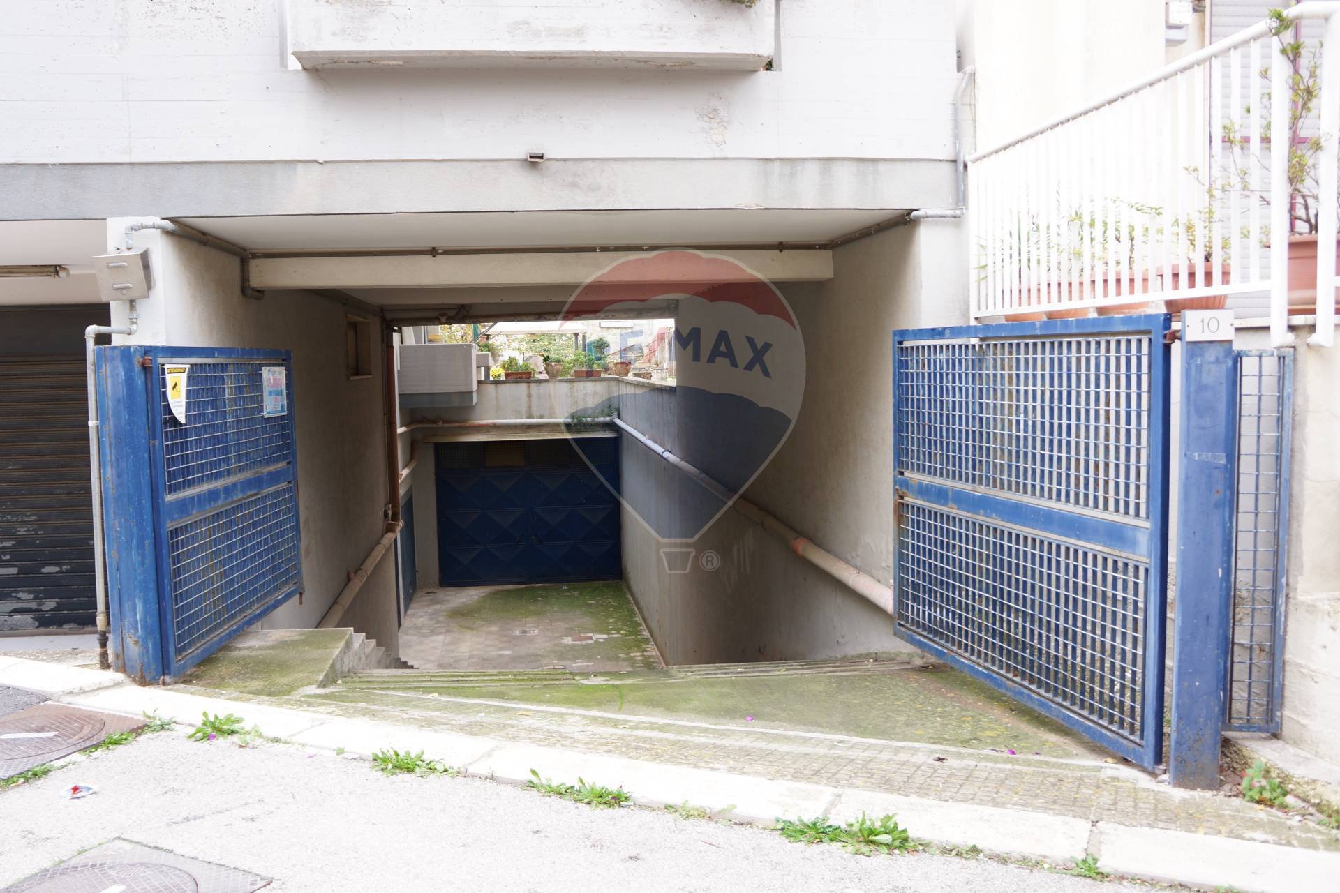 Box / Garage / Posto Auto di  1 vani /127 mq  a Bitritto