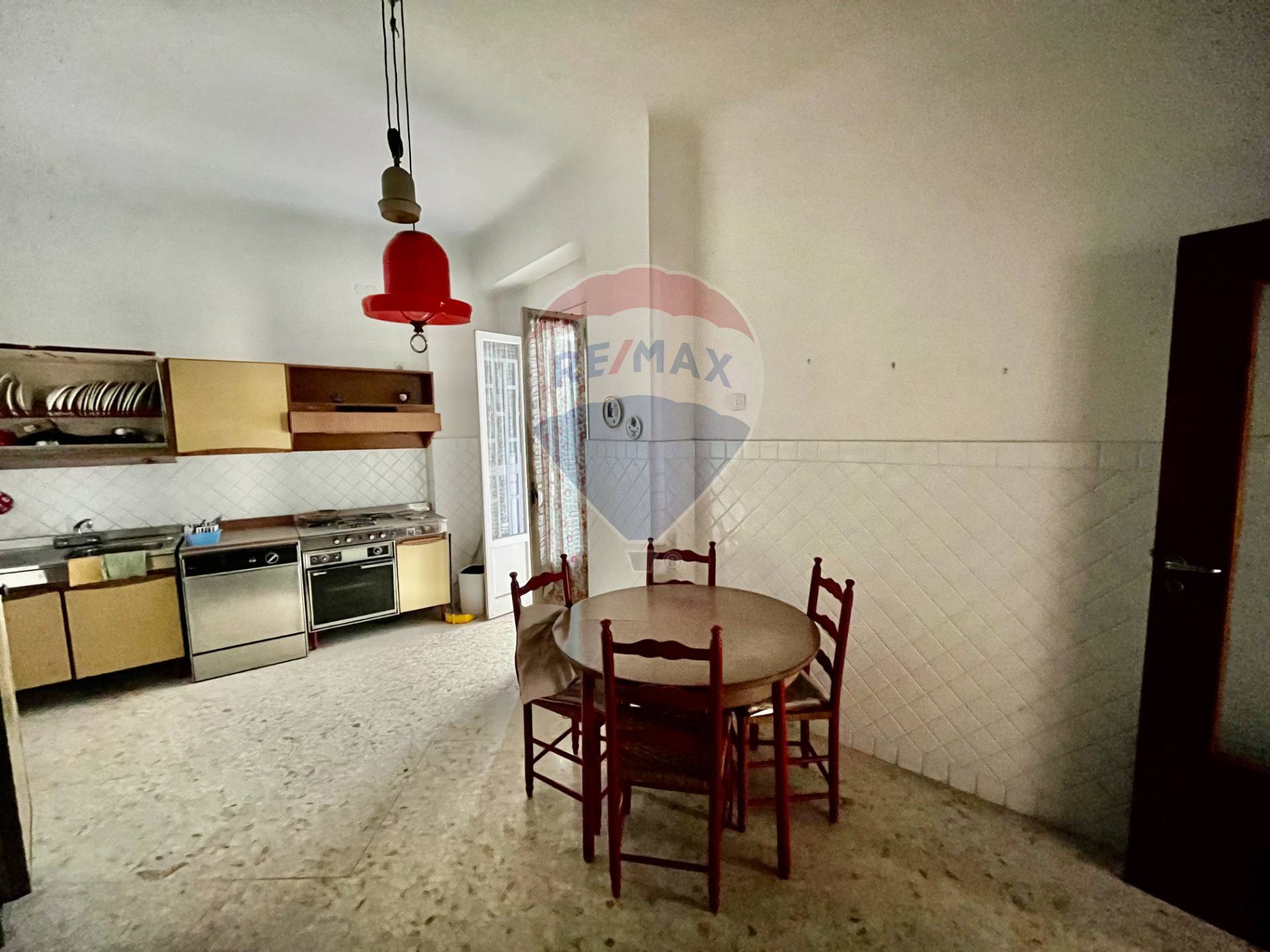 Appartamento di  5 vani /185 mq  a Taranto (zona Italia)