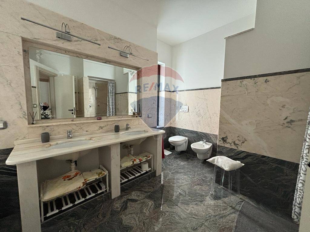 Appartamento di  3 vani /95 mq  a Bari - Poggiofranco (zona Poggiofranco)