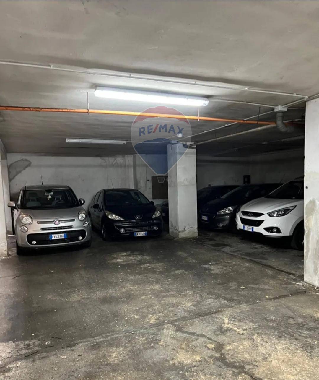 Box / Garage / Posto Auto di  1 vani /185 mq  a Bari - Libertà (zona Libertà )