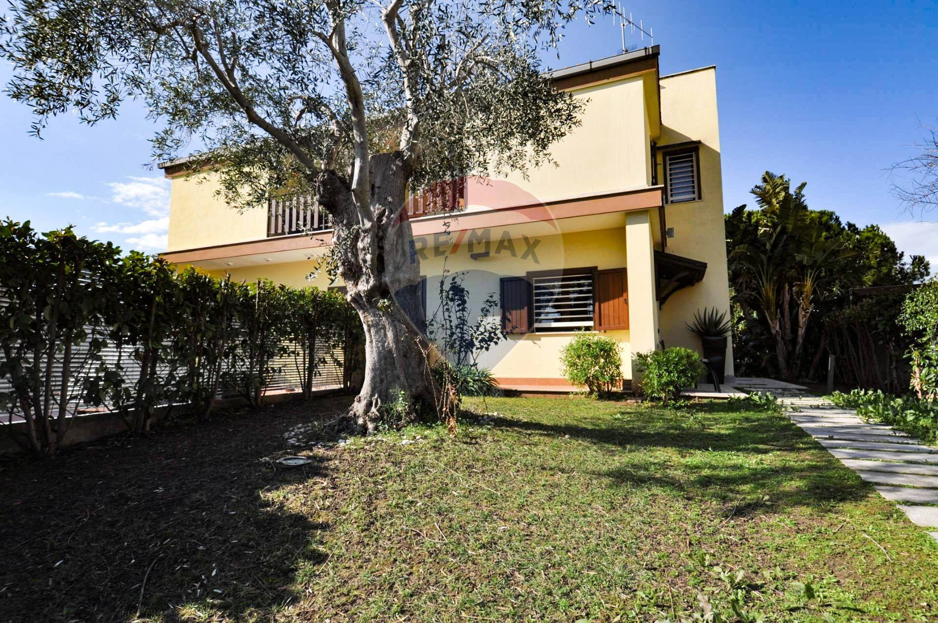 Villa (zona residenziale) di  6 vani /210 mq  a Noicattaro