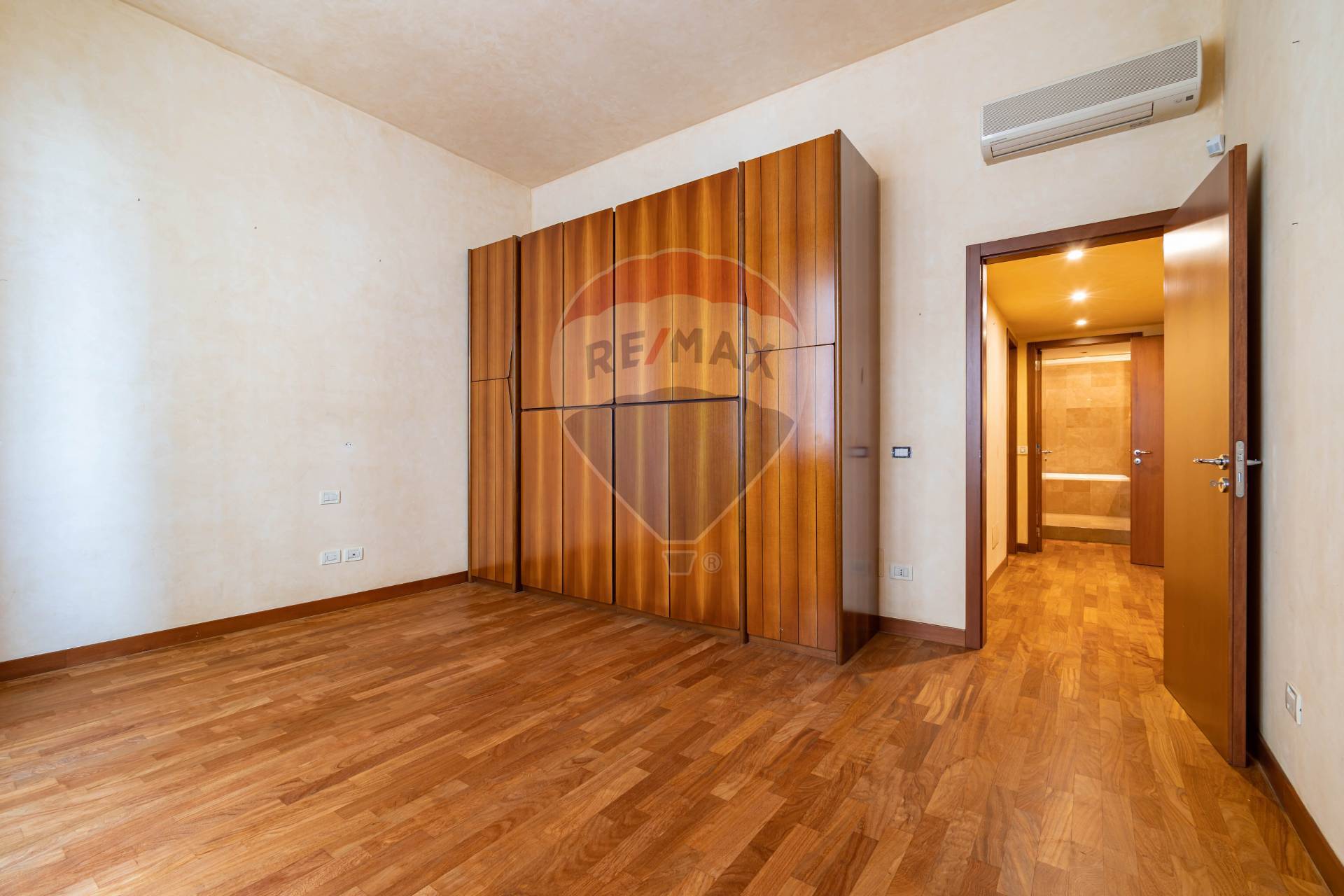 Appartamento di  6 vani /143 mq  a Bari - Murat (zona Murat)