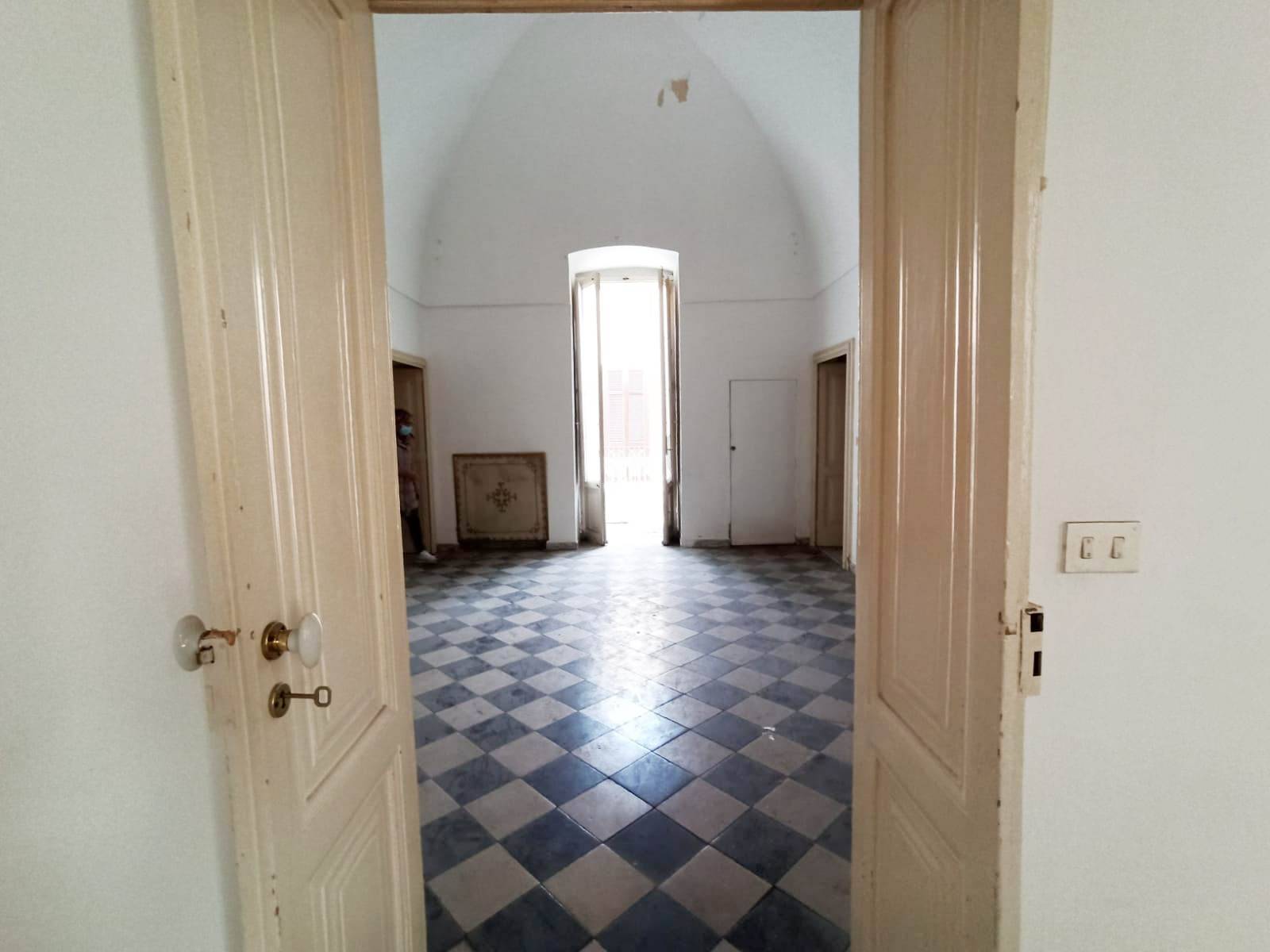 Palazzo / Stabile di  6 vani /322 mq  a Monopoli