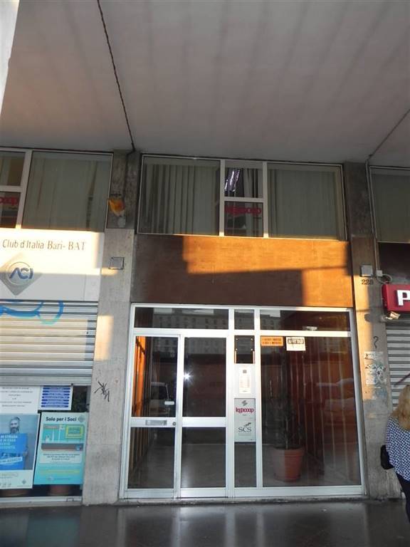 Ufficio di  5 vani /148 mq  a Bari (zona PICONE)