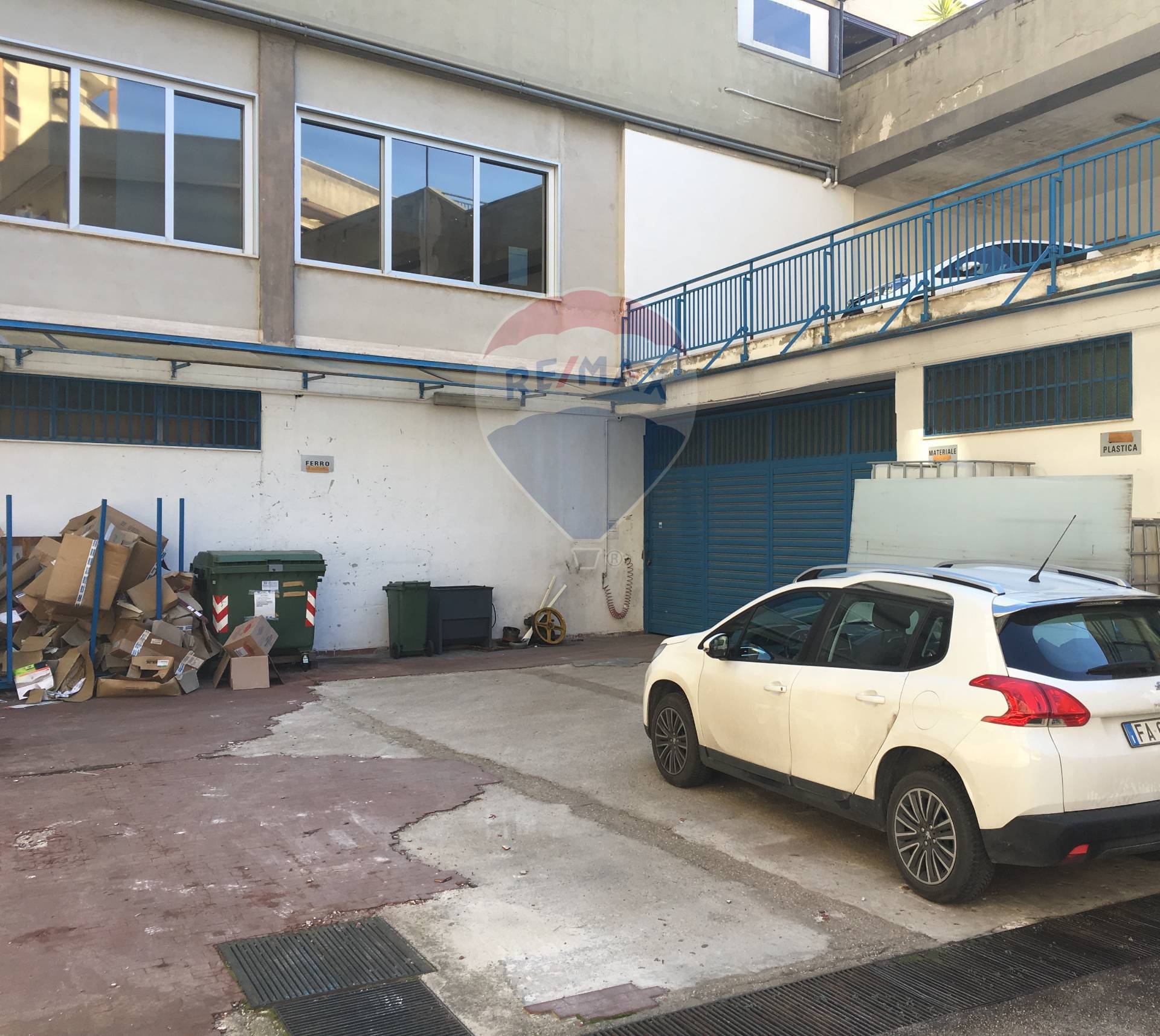 Box / Garage / Posto Auto di  1 vani /1321 mq  a Bari - Poggiofranco (zona Poggiofranco)