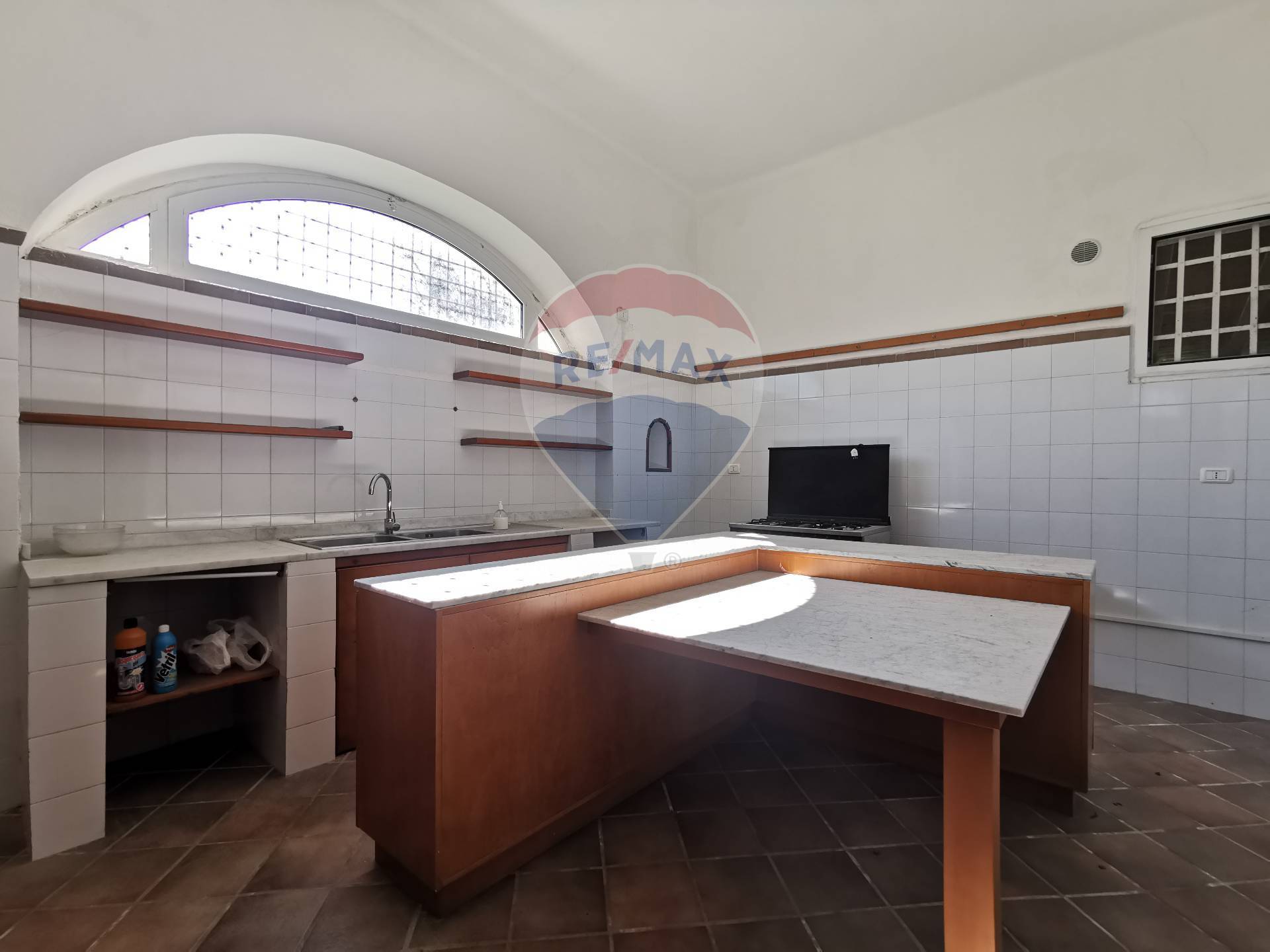 Casa indipendente di  6 vani /420 mq  a Bari - Poggiofranco (zona Poggiofranco)