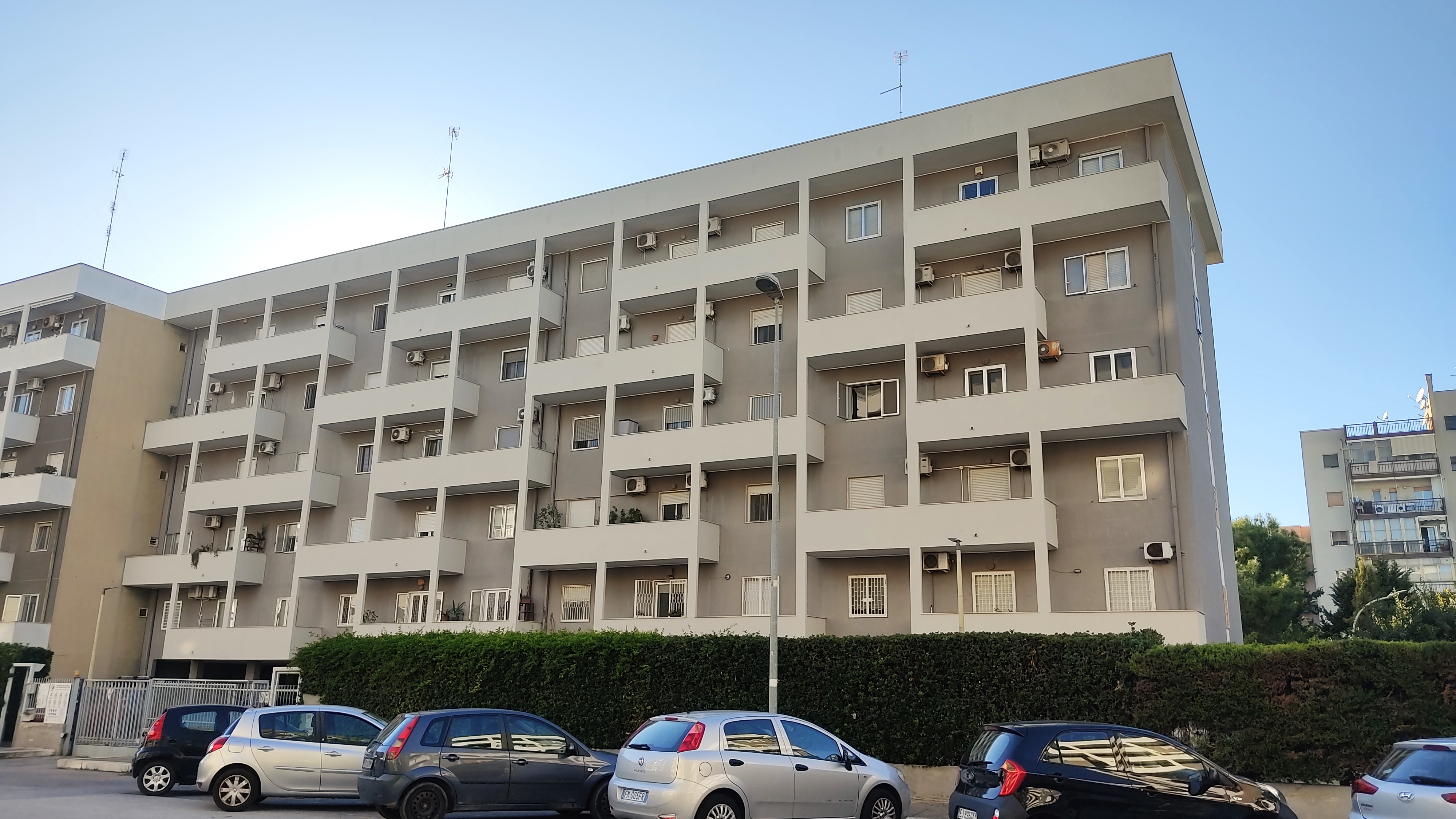 Bari (Japigia), zona residenziale. Affittasi ampio pentavani accessoriato.