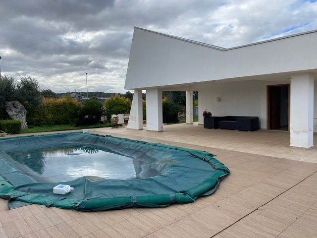 Polignano-Neapolis villa 4 vani lotto di 700 mq con piscina