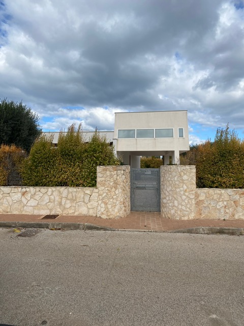 Polignano-Neapolis villa 4 vani lotto di 700 mq con piscina