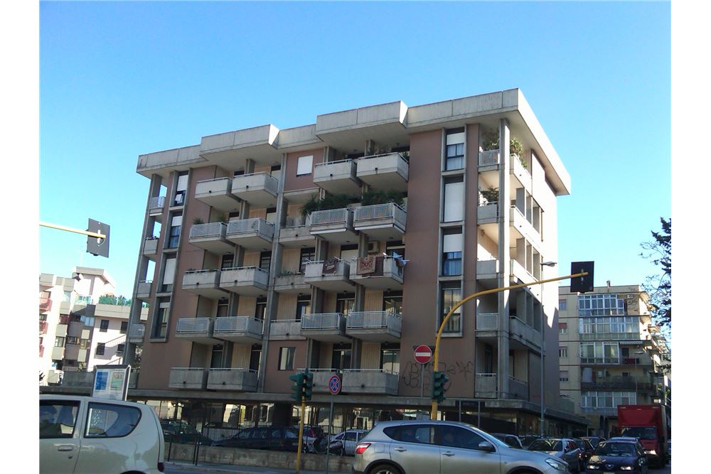 Negozio/2350 mq  a Bari - Picone (zona Picone)