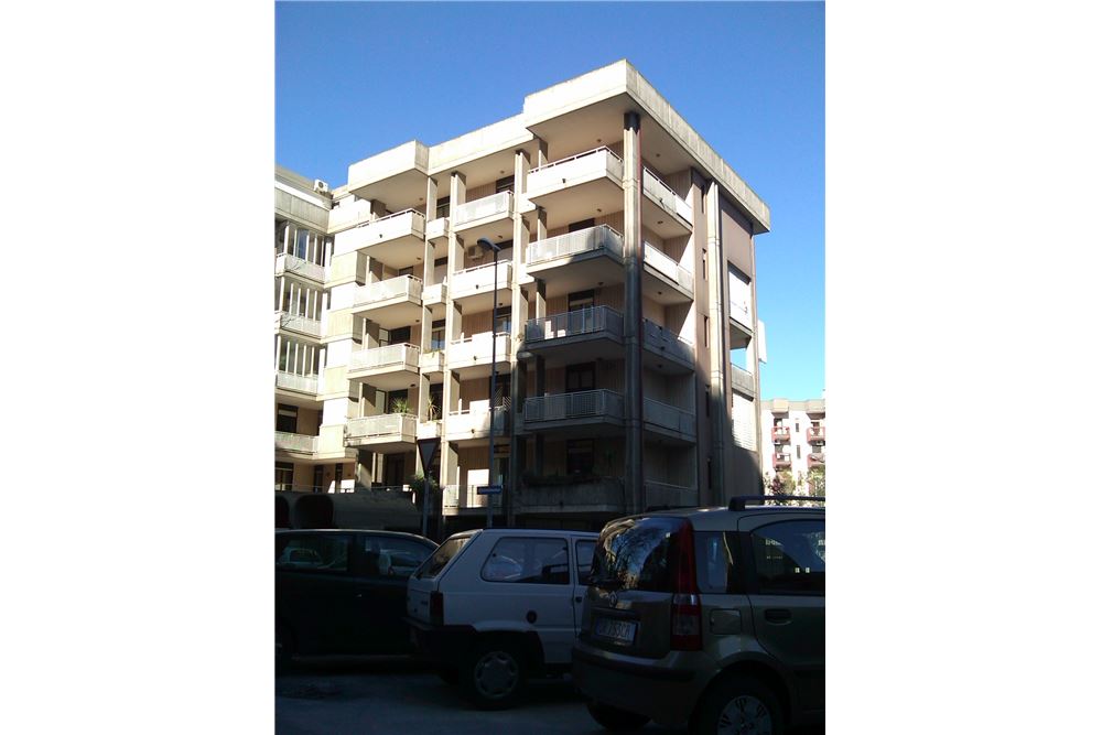 Negozio/2350 mq  a Bari - Picone (zona Picone)