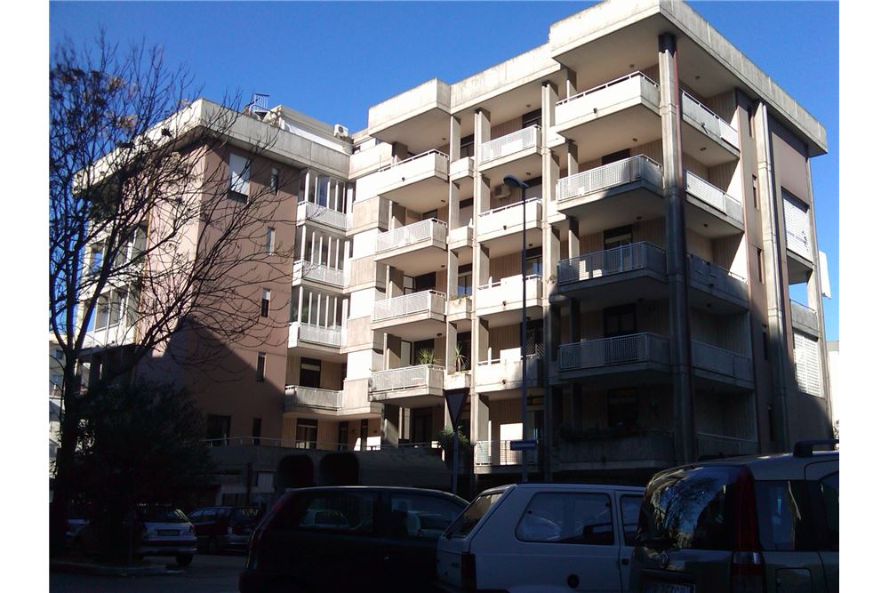 Negozio/2350 mq  a Bari - Picone (zona Picone)