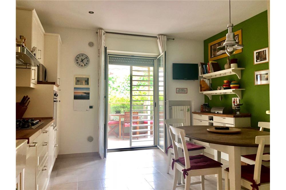 Appartamento di  6 vani /180 mq  a Bari - Poggiofranco (zona Poggiofranco)